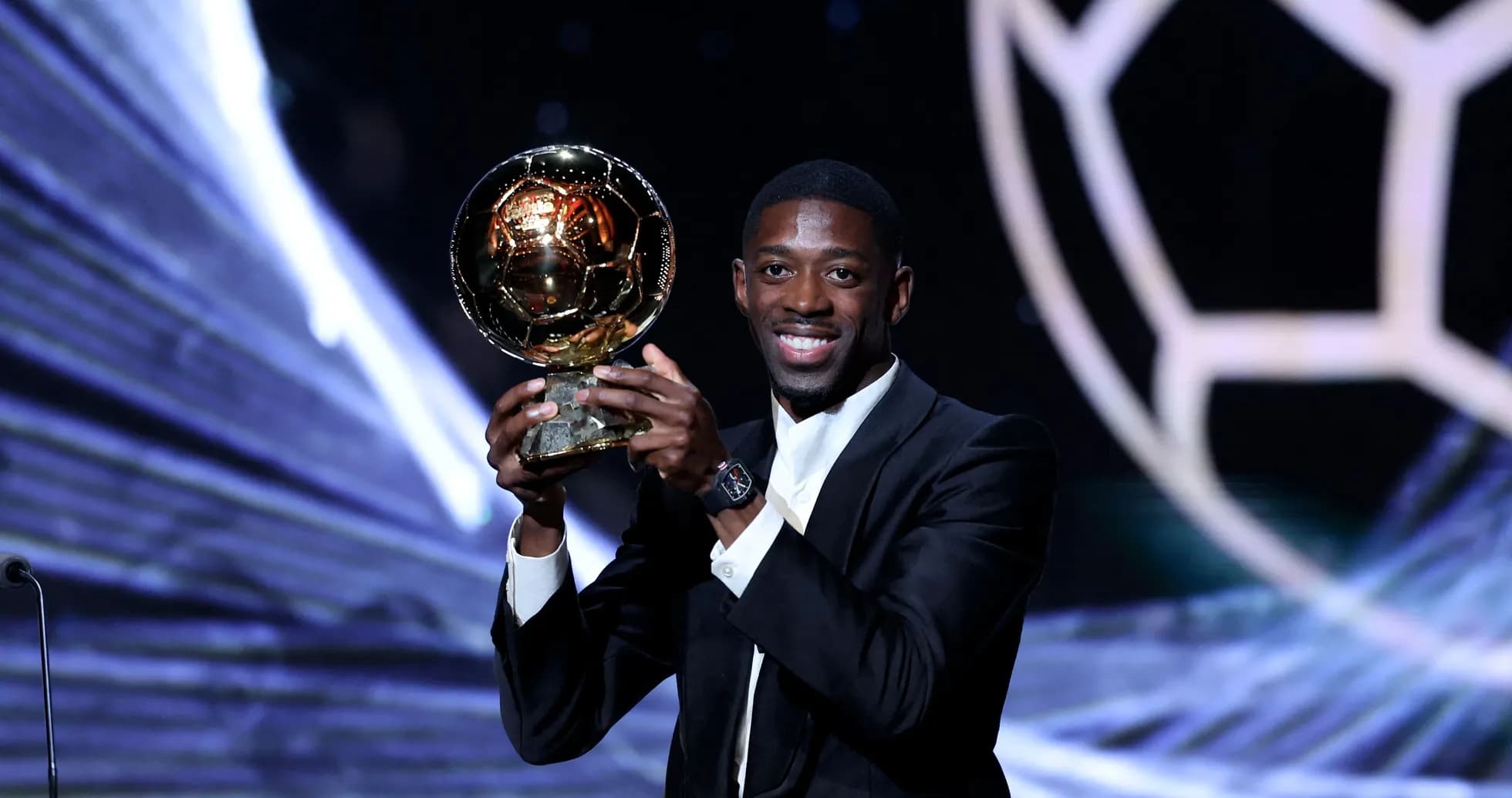 Joueur tenant le trophée du Ballon d'Or sur scène Joueur tenant le trophée du Ballon d'Or sur scène
