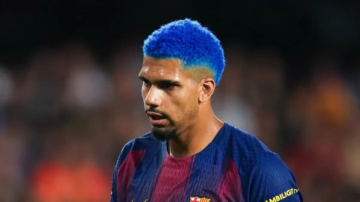 Joueur avec cheveux bleus en maillot du FC Barcelone Joueur avec cheveux bleus en maillot du FC Barcelone