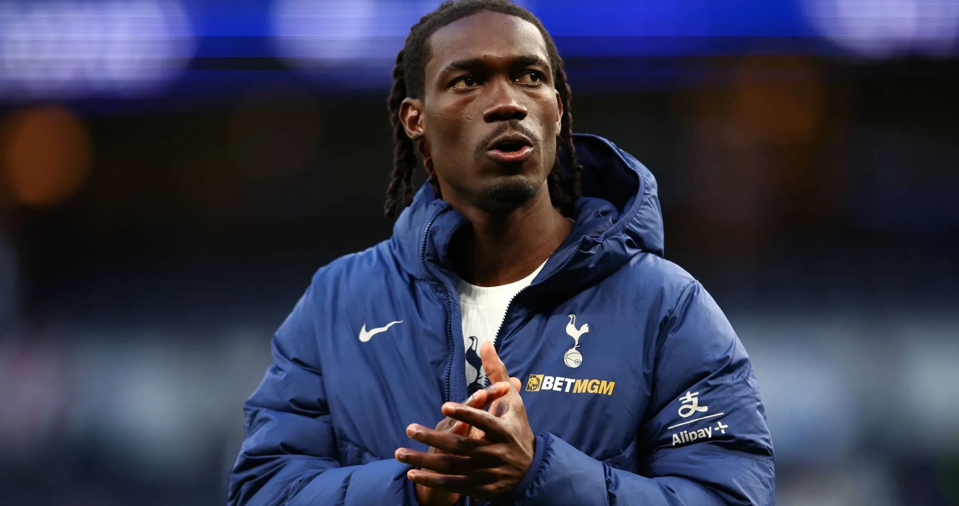 Joueur de Tottenham en survêtement sur le terrain Joueur de Tottenham en survêtement sur le terrain