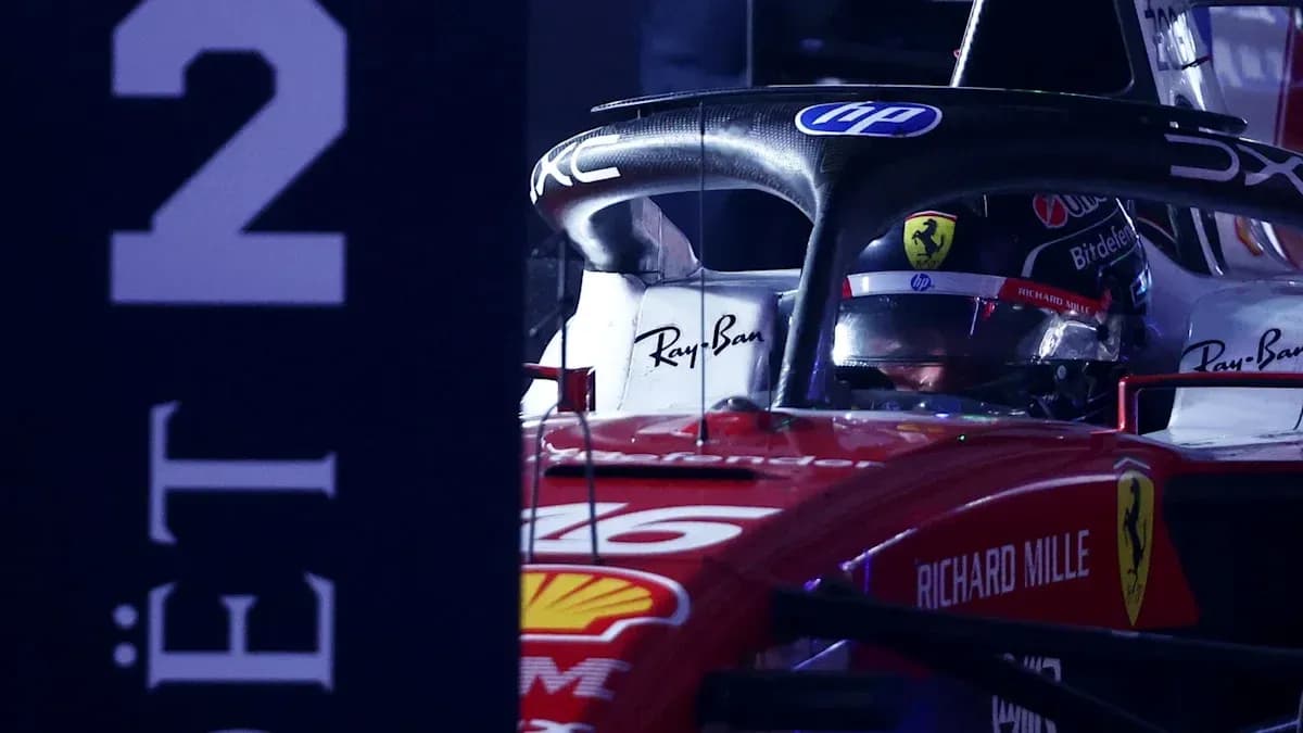 Pilote dans une voiture Ferrari en course Pilote dans une voiture Ferrari en course