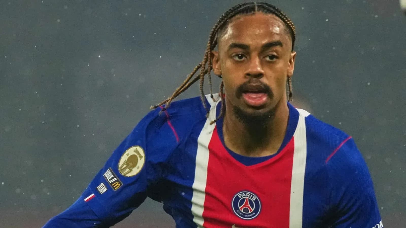 Joueur de PSG courant sur le terrain sous la pluie Joueur de PSG courant sur le terrain sous la pluie