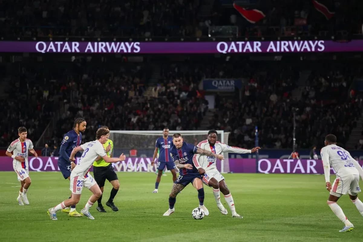 Joueurs de Paris et Lyon se disputant le ballon Joueurs de Paris et Lyon se disputant le ballon