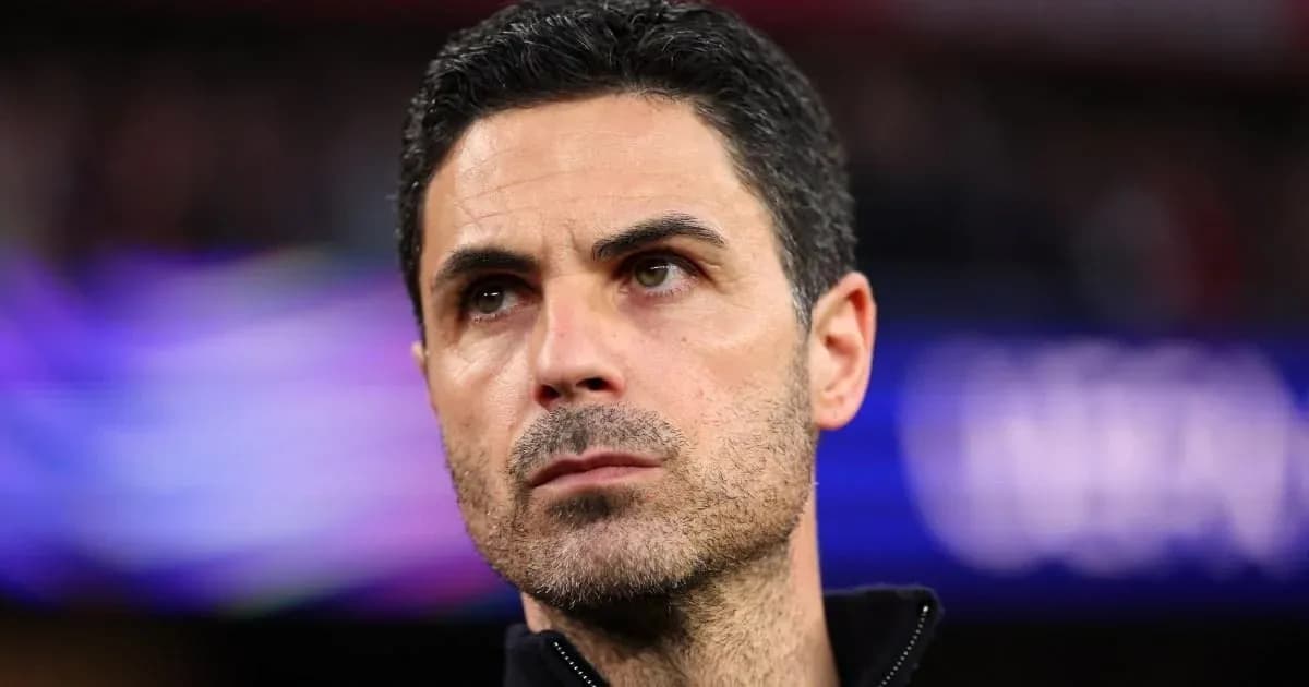 Entraîneur observant le match depuis le banc Entraîneur observant le match depuis le banc