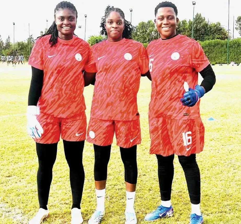 Trois joueuses de football en tenue d'entraînement Trois joueuses de football en tenue d'entraînement