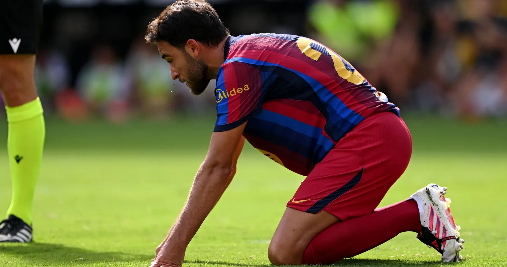 Joueur de Barcelone à genoux sur le terrain Joueur de Barcelone à genoux sur le terrain
