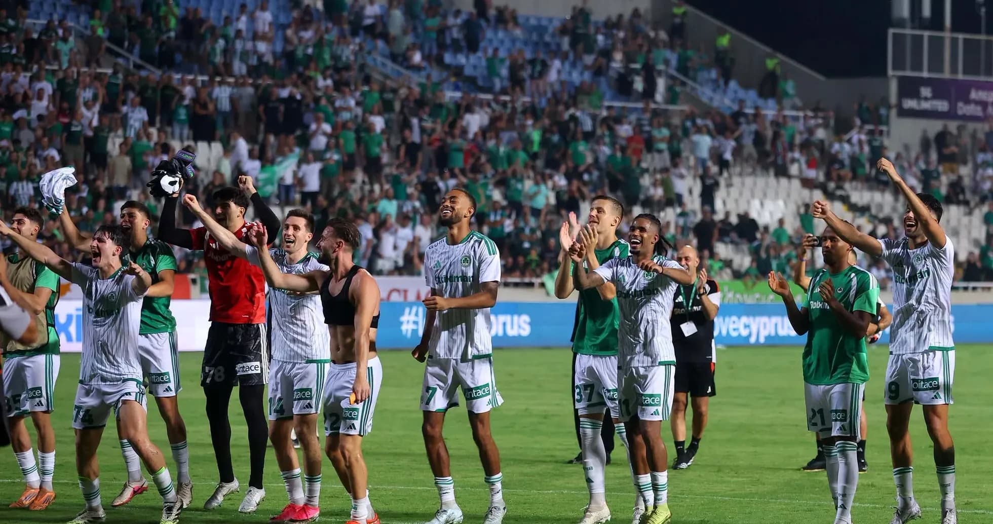 Joueurs de l'Omonia Nicosie célébrant la victoire Joueurs de l'Omonia Nicosie célébrant la victoire