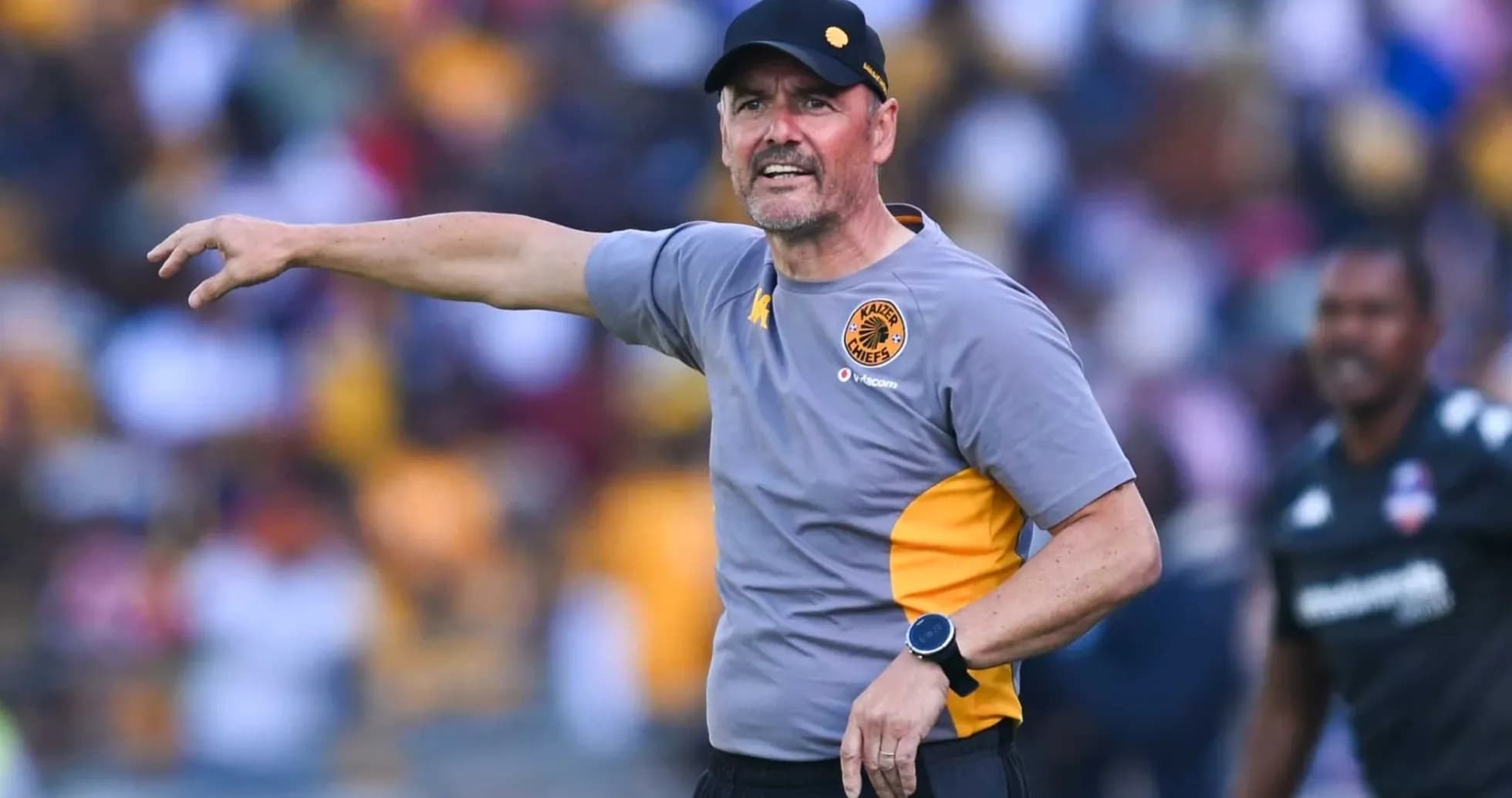 Entraîneur de Kaizer Chiefs donnant des instructions sur le terrain Entraîneur de Kaizer Chiefs donnant des instructions sur le terrain