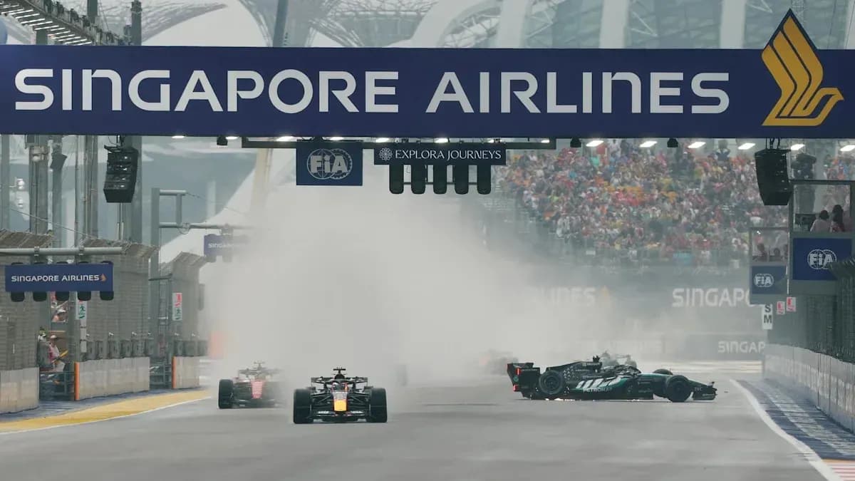 Voitures de F1 passant sous l'arche de Singapore Airlines Voitures de F1 passant sous l'arche de Singapore Airlines