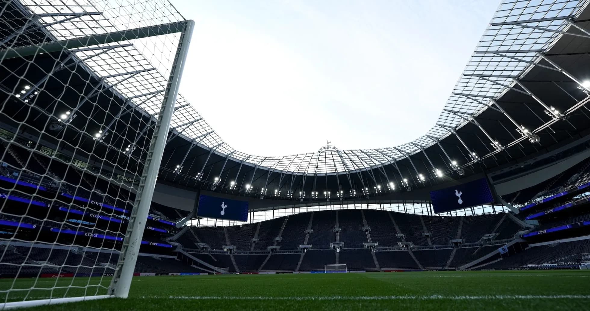 Vue du terrain depuis le but au Tottenham Hotspur Stadium Vue du terrain depuis le but au Tottenham Hotspur Stadium