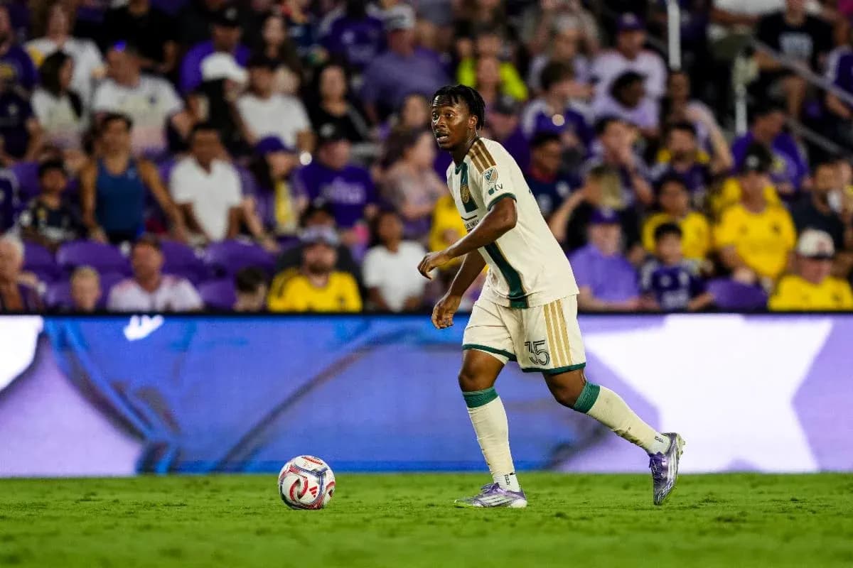 Joueur d'Atlanta United FC en action Joueur d'Atlanta United FC en action