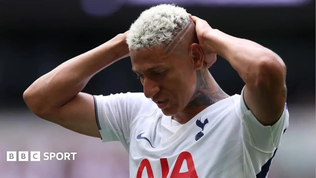 Joueur de Tottenham se tenant la tête sur le terrain Joueur de Tottenham se tenant la tête sur le terrain