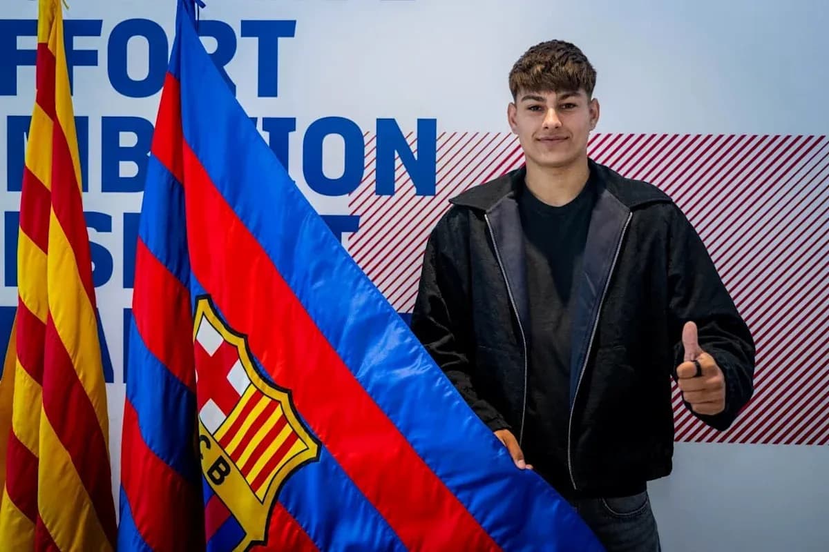 Joueur posant avec le drapeau du FC Barcelone Joueur posant avec le drapeau du FC Barcelone