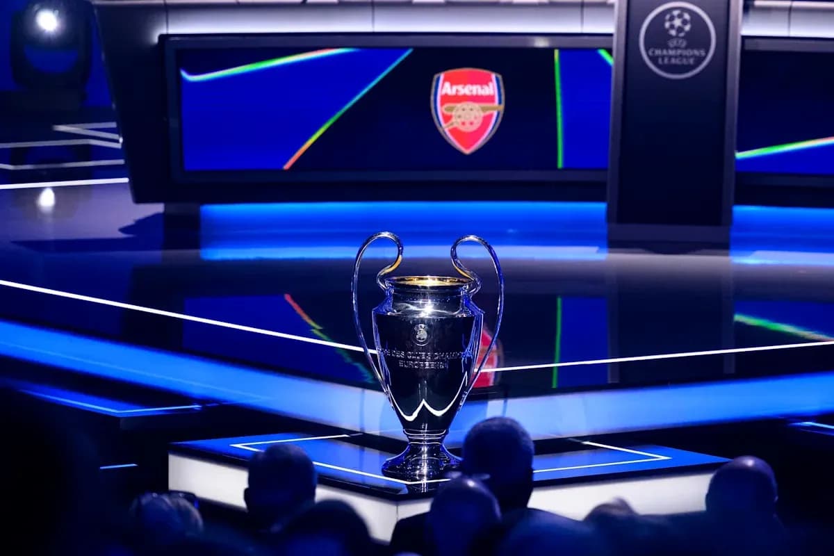 Trophée de la Ligue des champions avec logo d'Arsenal Trophée de la Ligue des champions avec logo d'Arsenal