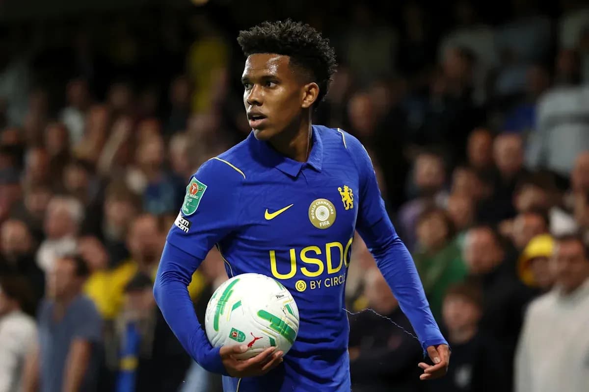 Joueur de Chelsea tenant un ballon de football Joueur de Chelsea tenant un ballon de football