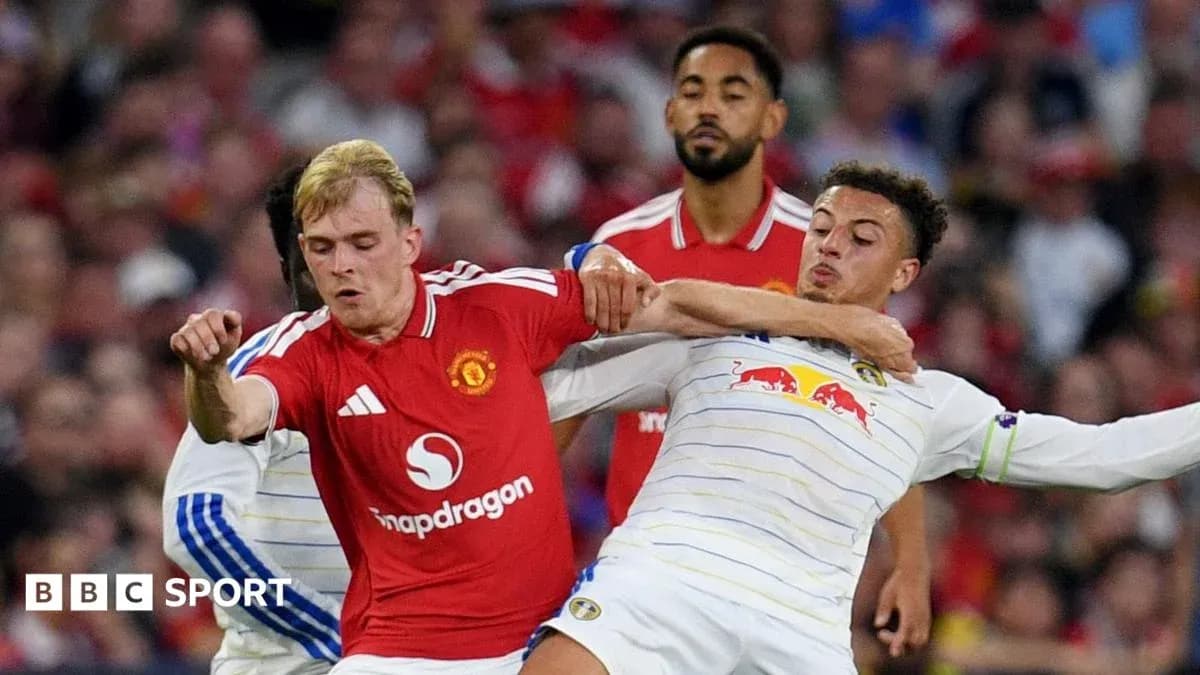 Deux joueurs en duel lors d'un match de football Deux joueurs en duel lors d'un match de football