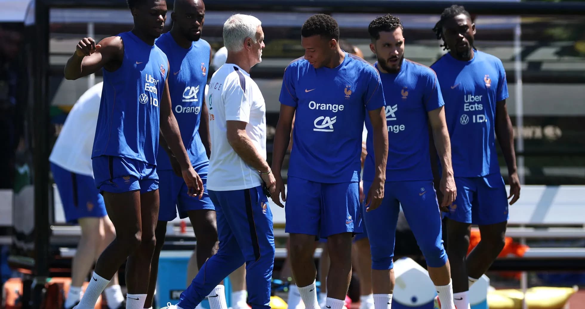 Équipe de France discutant pendant une séance d'entraînement Équipe de France discutant pendant une séance d'entraînement