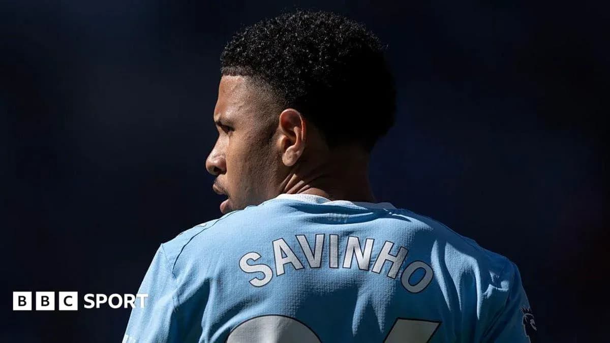 Joueur portant le maillot de Savinho en action Joueur portant le maillot de Savinho en action