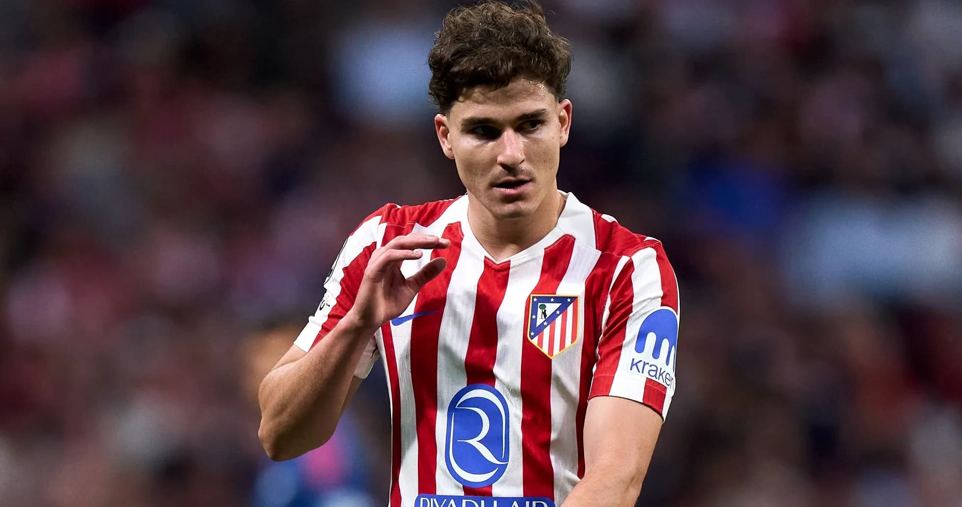 Joueur d'Atlético de Madrid en action sur le terrain Joueur d'Atlético de Madrid en action sur le terrain