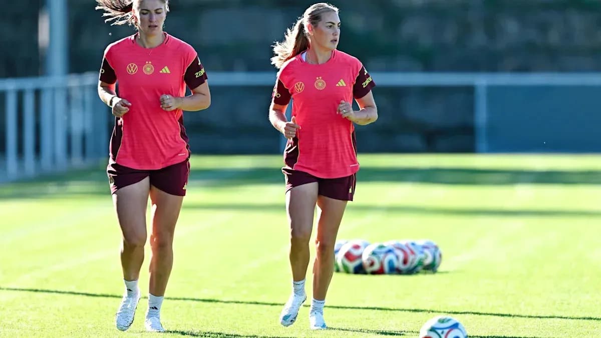 Deux joueuses de l'équipe allemande courant à l'entraînement Deux joueuses de l'équipe allemande courant à l'entraînement