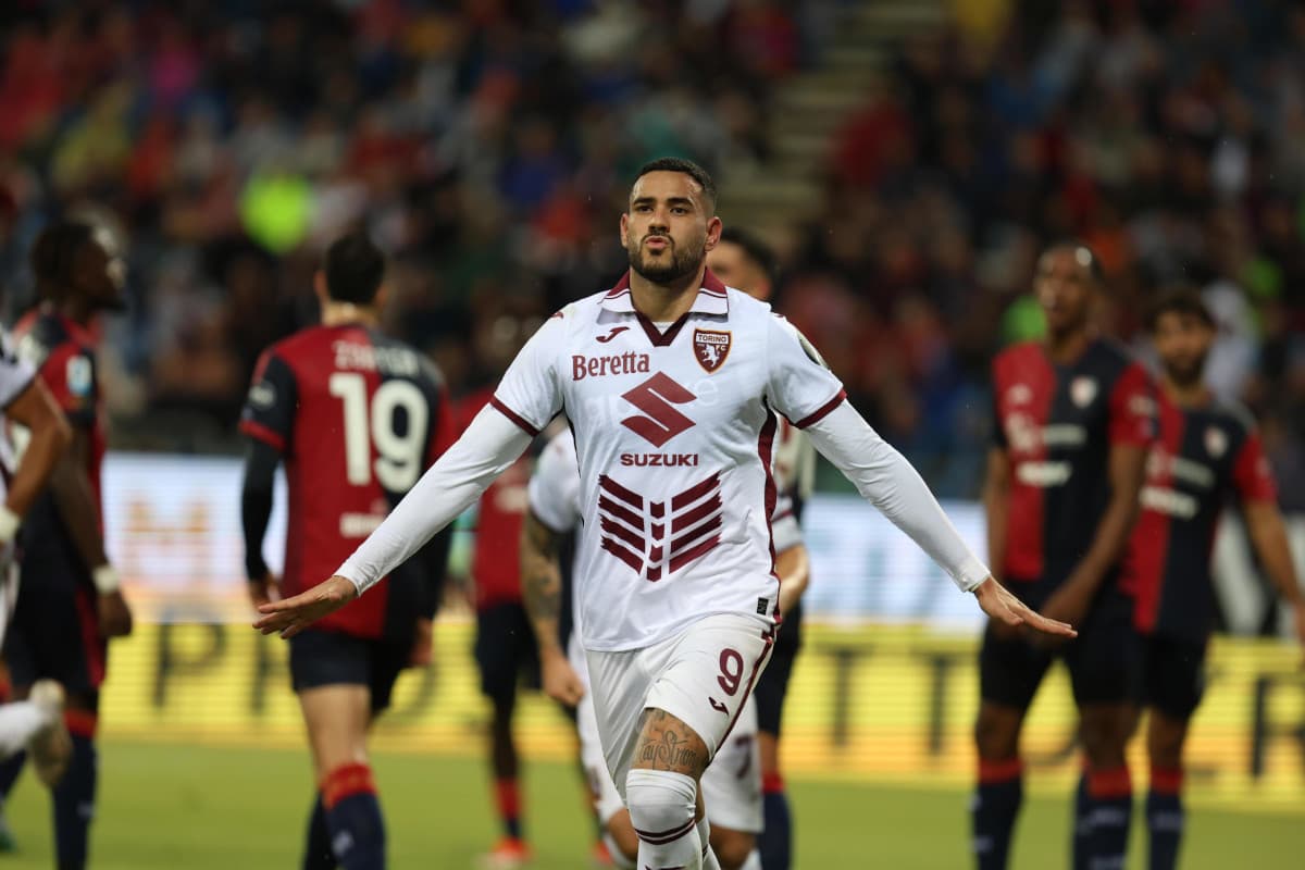 Joueur célébrant un but lors de Cagliari vs Torino Joueur célébrant un but lors de Cagliari vs Torino