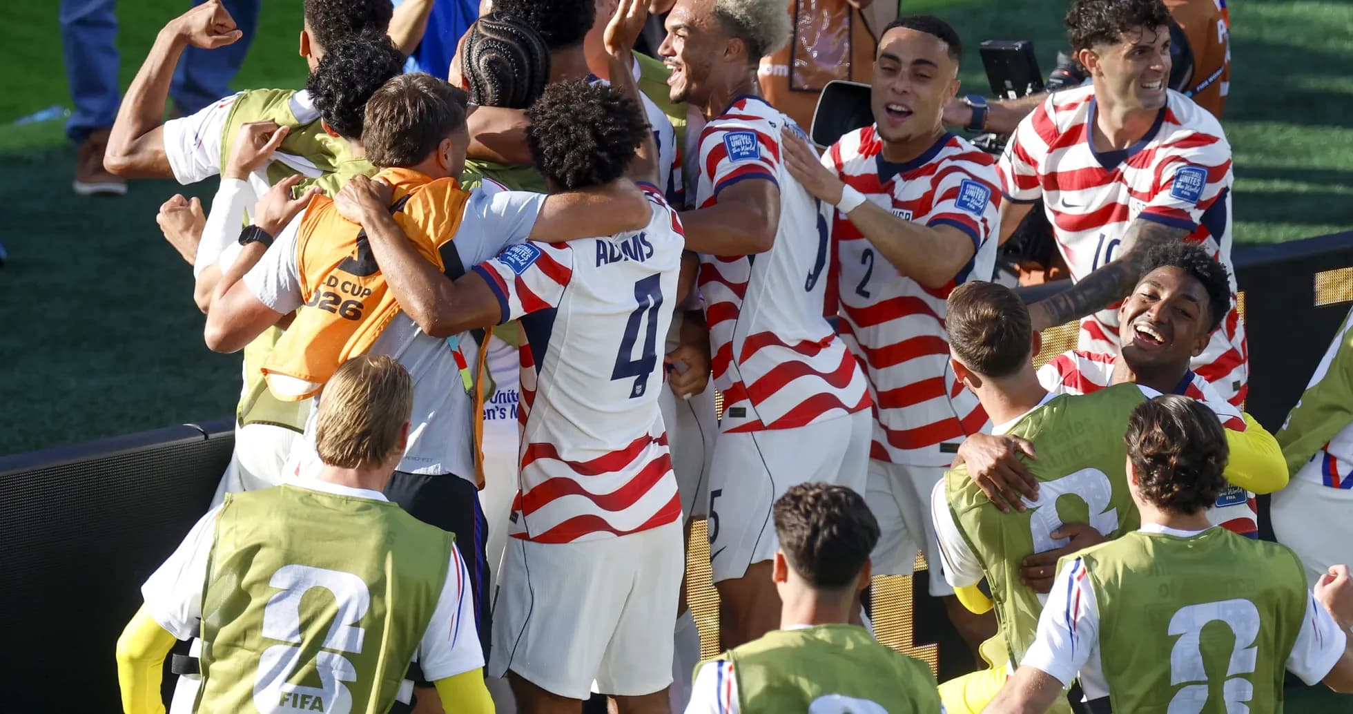 Joueurs des États-Unis célèbrent un but Joueurs des États-Unis célèbrent un but