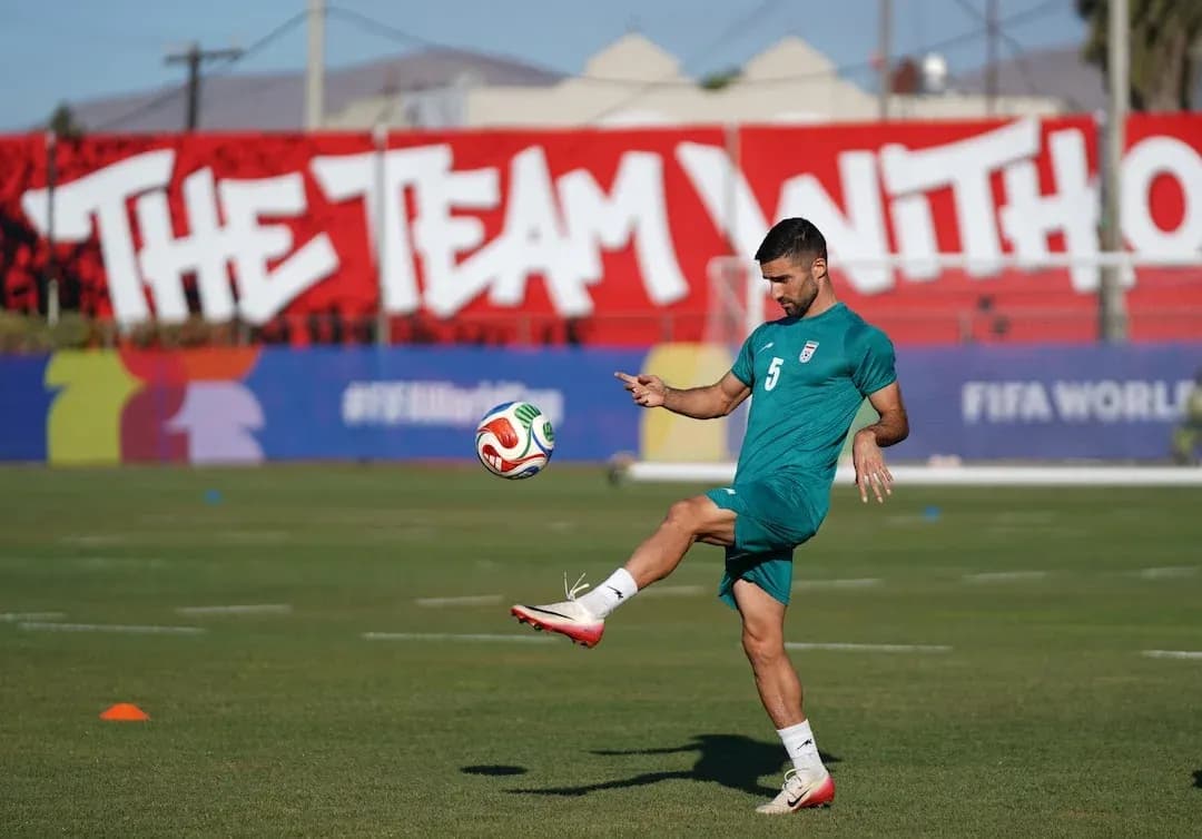 Un joueur iranien s'entraînant avant le match Un joueur iranien s'entraînant avant le match