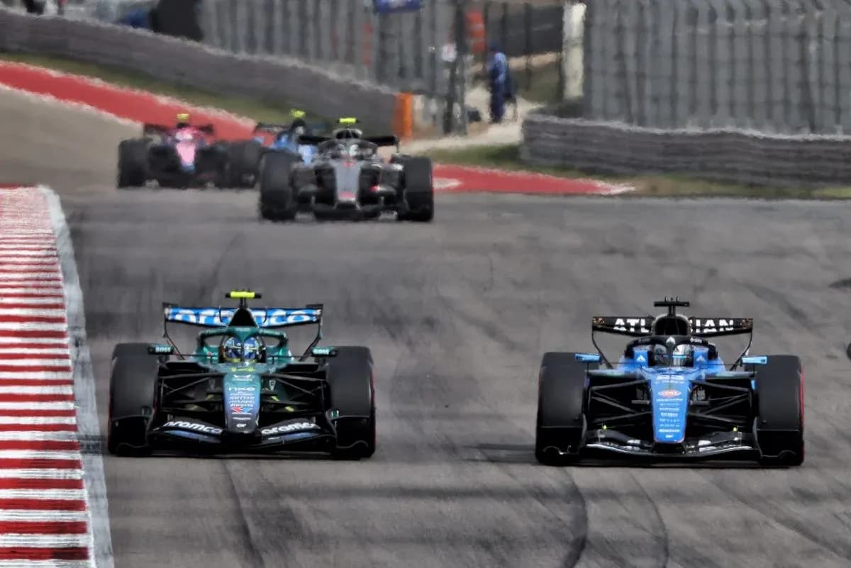 Deux voitures de Formule 1 en compétition sur circuit Deux voitures de Formule 1 en compétition sur circuit