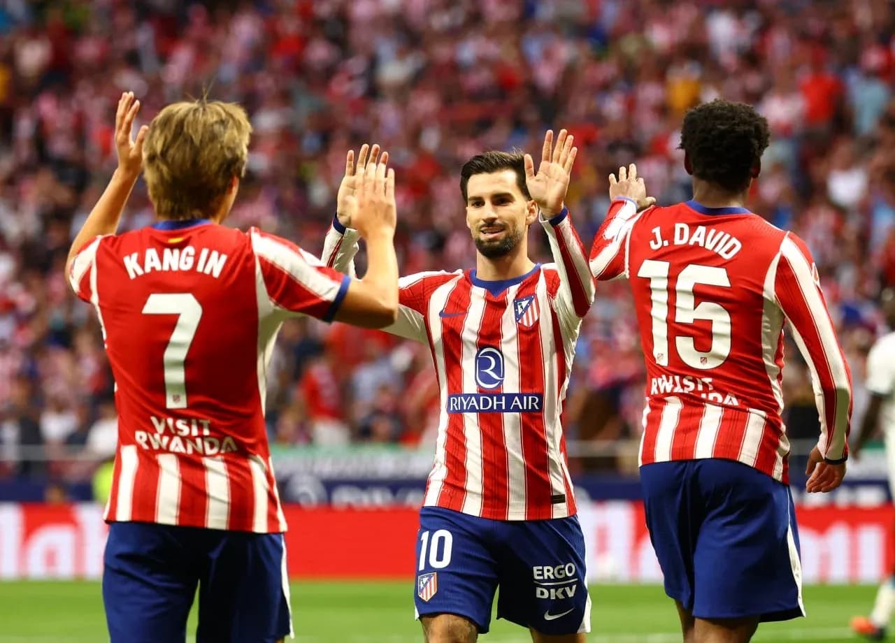 Trois joueurs d'Atletico Madrid célébrant un but Trois joueurs d'Atletico Madrid célébrant un but