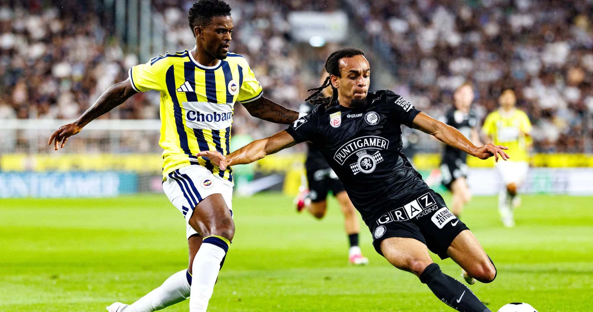 Joueurs en action lors de Sturm Graz contre Fenerbahçe Joueurs en action lors de Sturm Graz contre Fenerbahçe