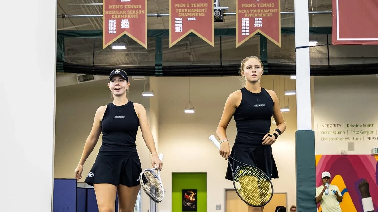 Deux joueuses de tennis entrant sur le court Deux joueuses de tennis entrant sur le court