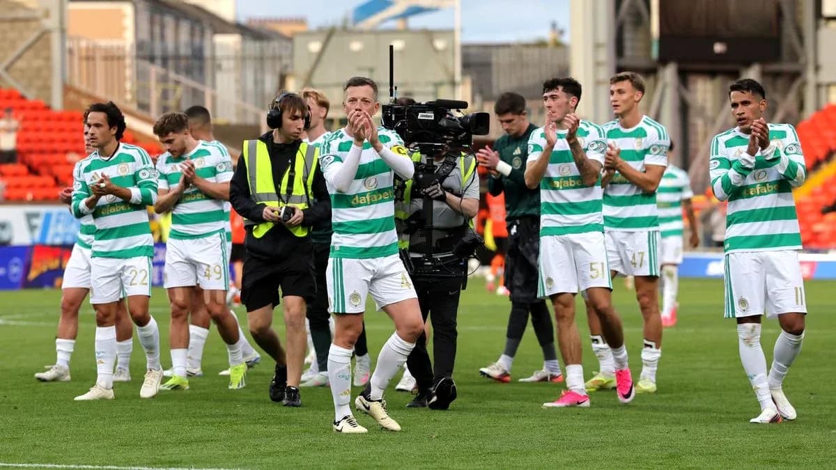 Joueurs de Celtic FC applaudissant après le match Joueurs de Celtic FC applaudissant après le match