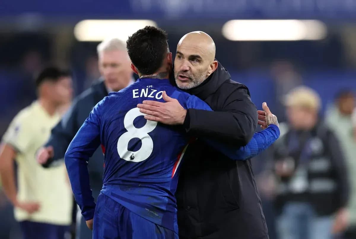 Enzo et entraîneur s'enlaçant après le match Enzo et entraîneur s'enlaçant après le match