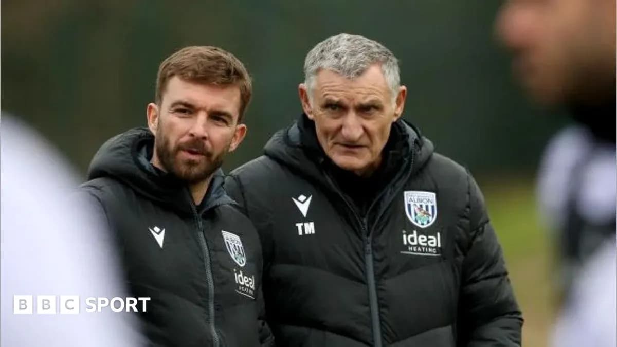 Deux entraîneurs discutant lors d'une séance d'entraînement Deux entraîneurs discutant lors d'une séance d'entraînement