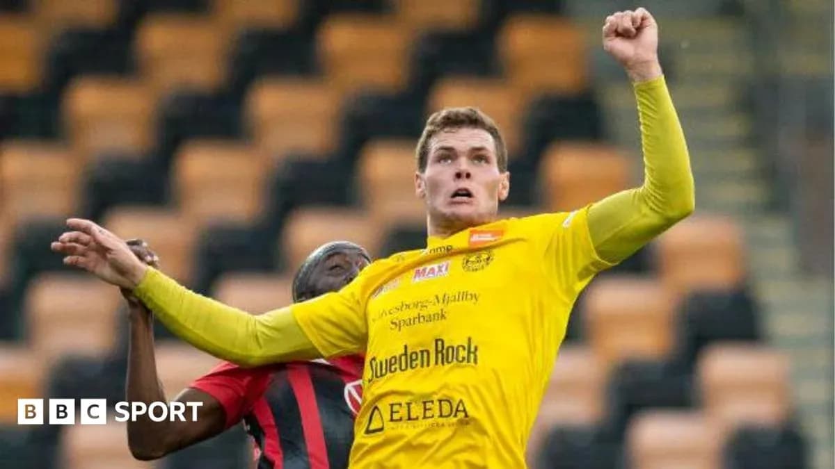 Joueur en jaune luttant pour le ballon avec un adversaire Joueur en jaune luttant pour le ballon avec un adversaire
