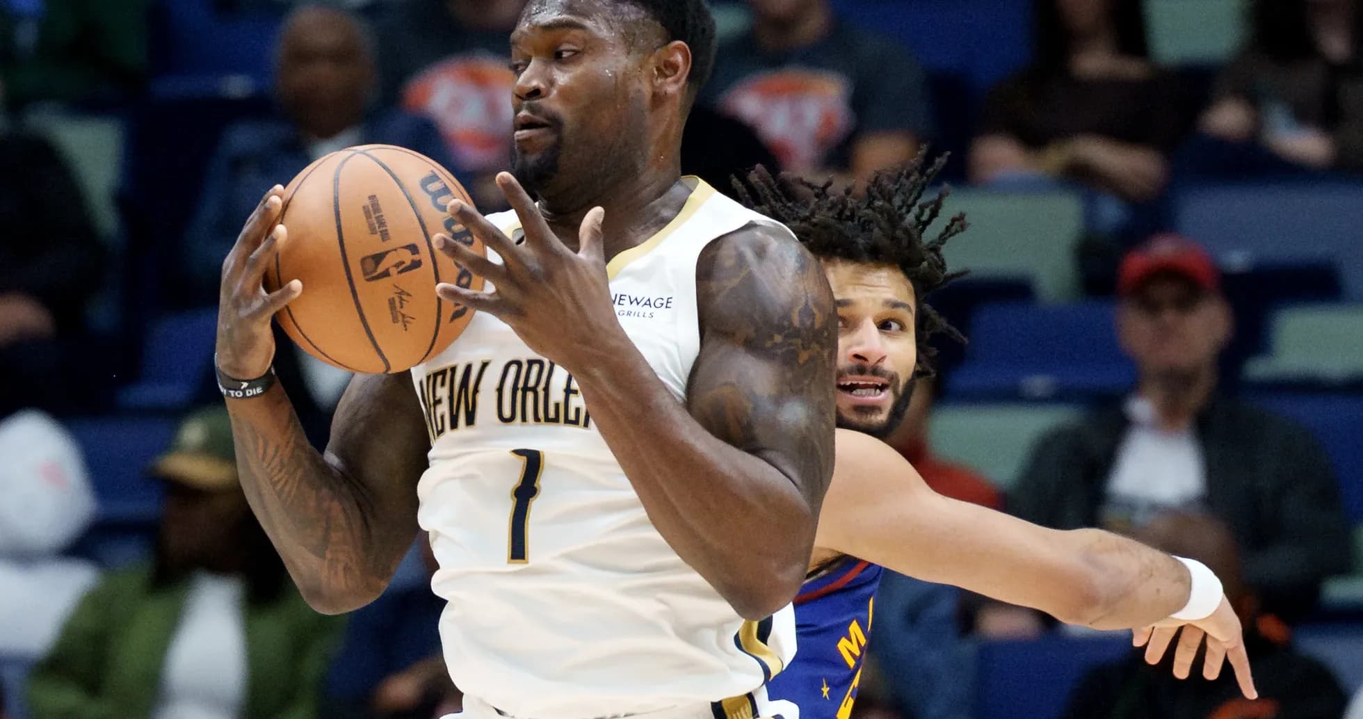 Joueur de New Orleans dribblant le ballon avec adversaire Joueur de New Orleans dribblant le ballon avec adversaire