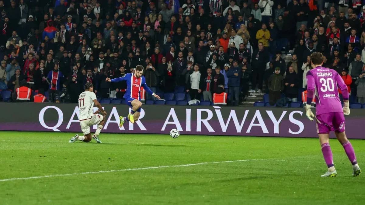 Joueur dribblant un adversaire devant le gardien Joueur dribblant un adversaire devant le gardien