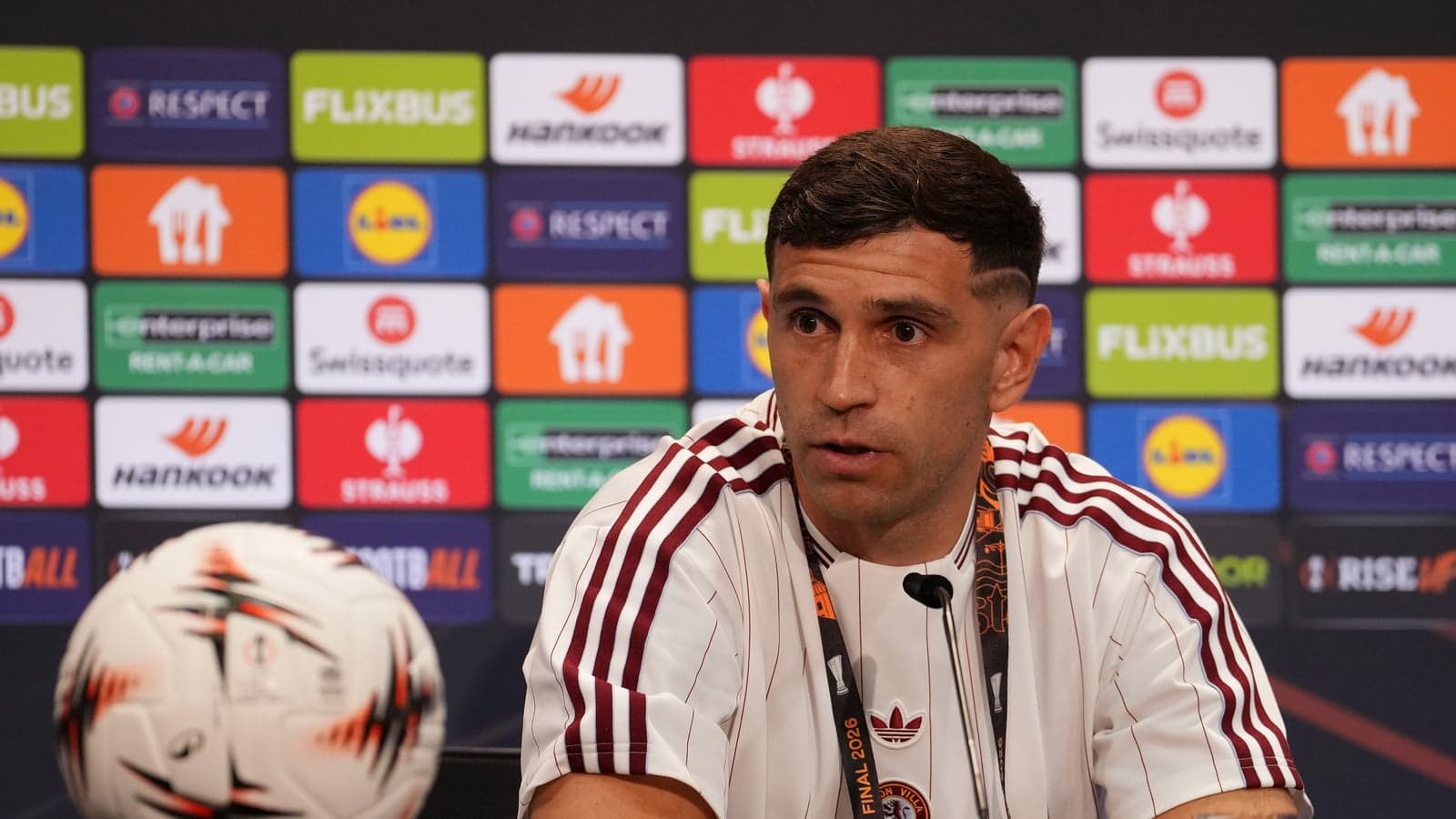 Joueur en conférence de presse avec un ballon Joueur en conférence de presse avec un ballon