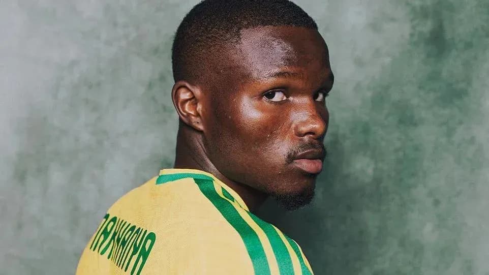 Joueur en maillot jaune avec rayures vertes Joueur en maillot jaune avec rayures vertes