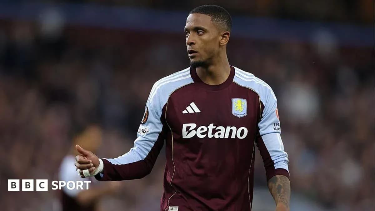 Joueur d'Aston Villa sur le terrain pendant un match Joueur d'Aston Villa sur le terrain pendant un match