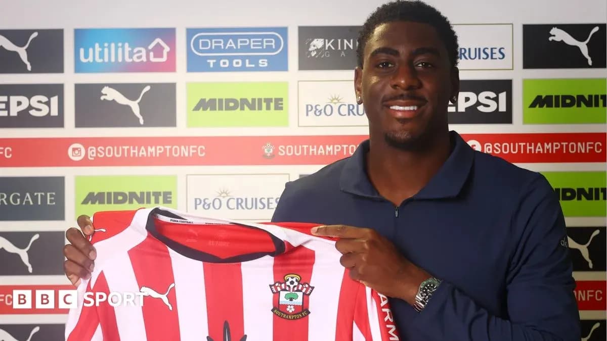 Joueur tenant le maillot de Southampton FC Joueur tenant le maillot de Southampton FC