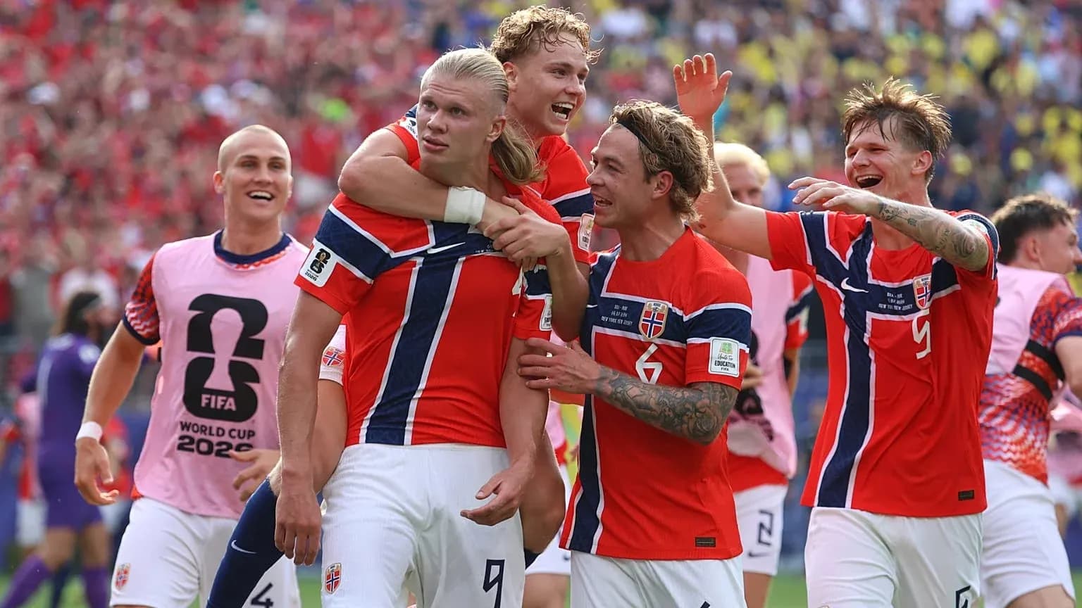 Joueurs norvégiens célèbrent un but au mondial Joueurs norvégiens célèbrent un but au mondial