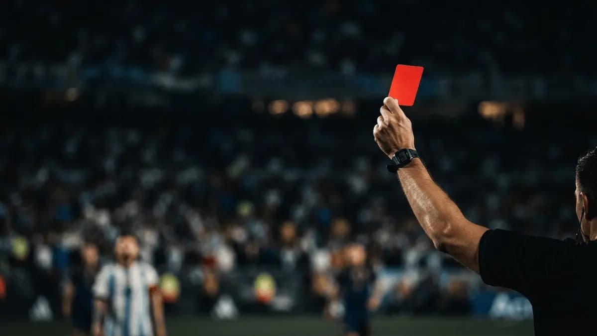 L’Argentine devient la première nation avec trois cartons rouges en finale de Coupe du Monde L’Argentine devient la première nation avec trois cartons rouges en finale de Coupe du Monde