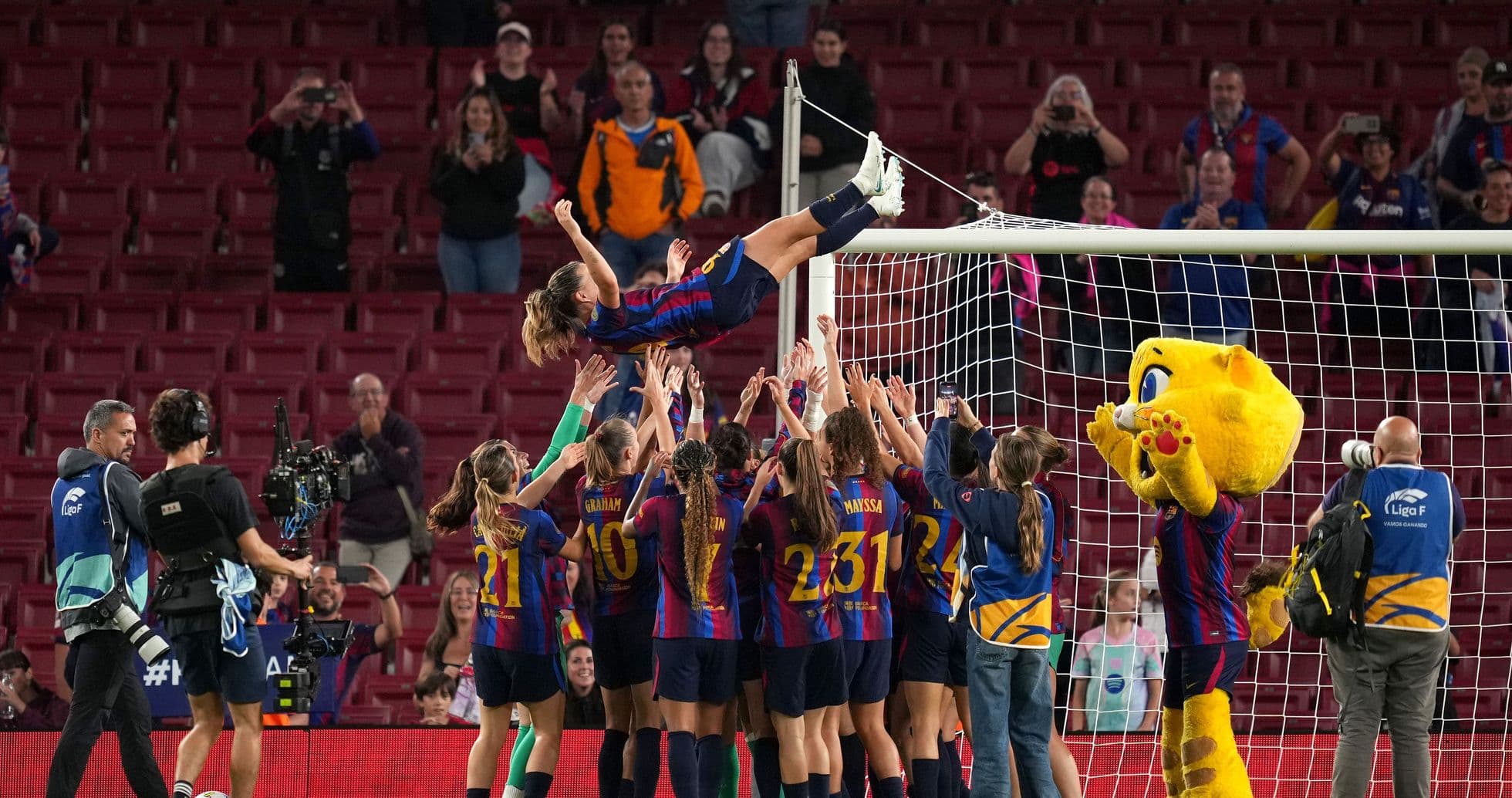 Claudia Pina marque quatre buts lors de la déroute historique du FC Barcelone contre le Real Madrid en El Clasico Claudia Pina marque quatre buts lors de la déroute historique du FC Barcelone contre le Real Madrid en El Clasico