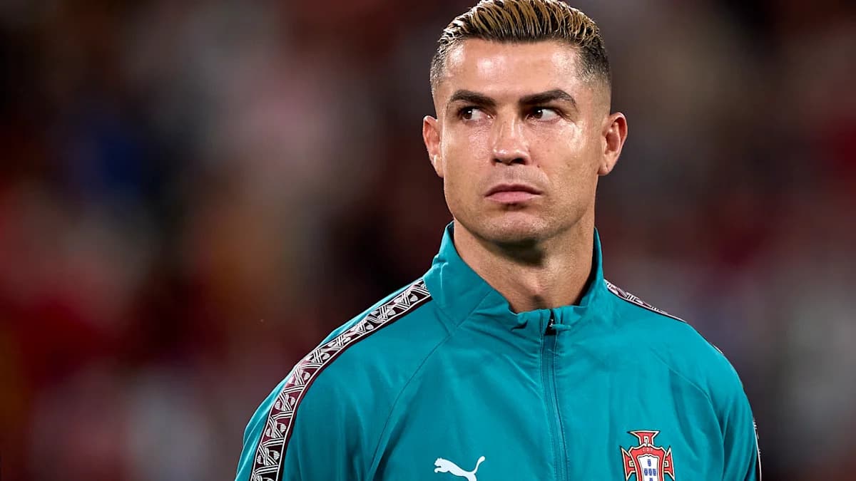 Cristiano Ronaldo suspendu provisoirement par le Portugal après avoir quitté l'équipe nationale Cristiano Ronaldo suspendu provisoirement par le Portugal après avoir quitté l'équipe nationale