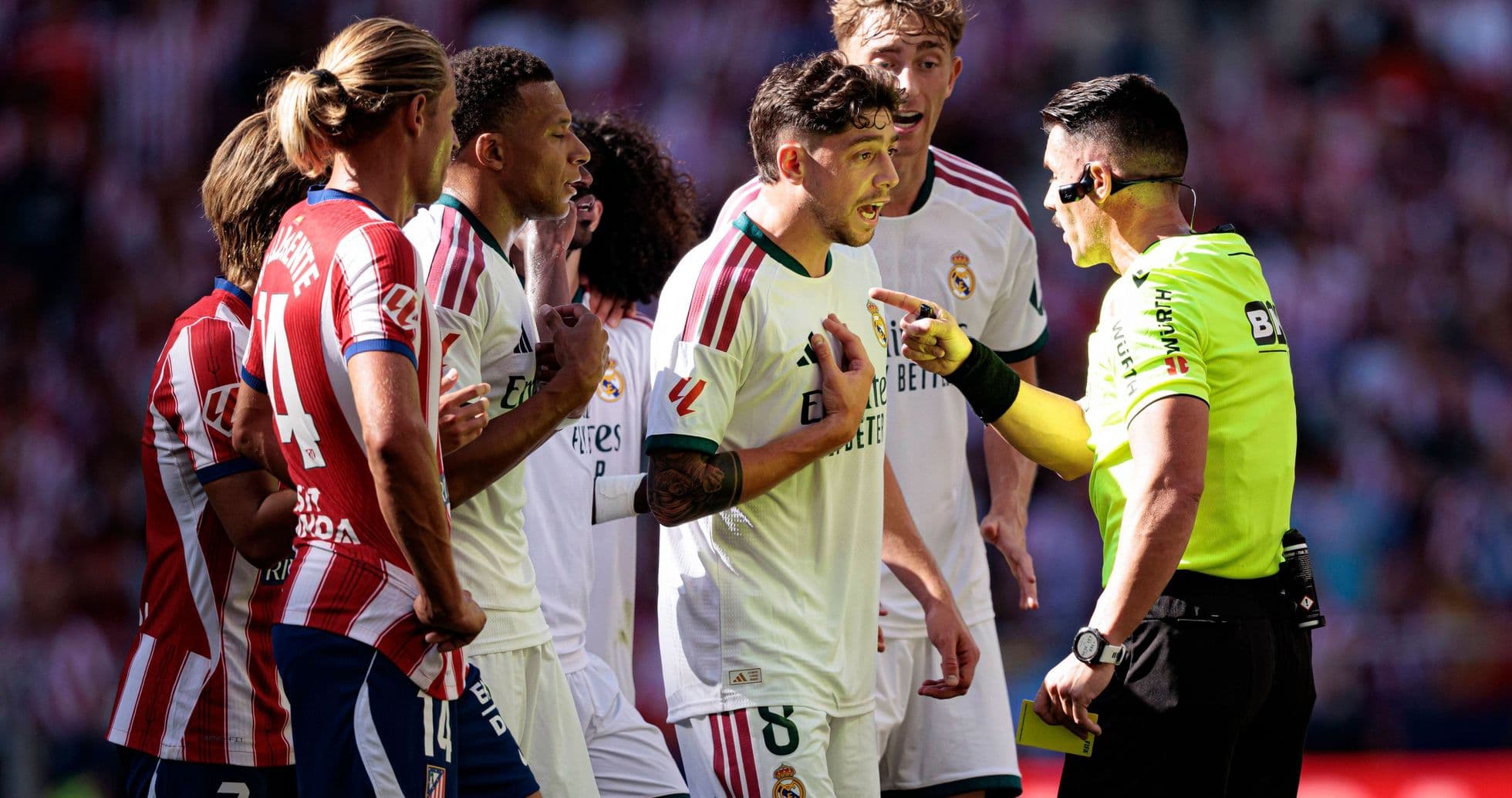 Real Madrid TV déchaîne une violente critique contre l'arbitre après la défaite contre l'Atlético Real Madrid TV déchaîne une violente critique contre l'arbitre après la défaite contre l'Atlético