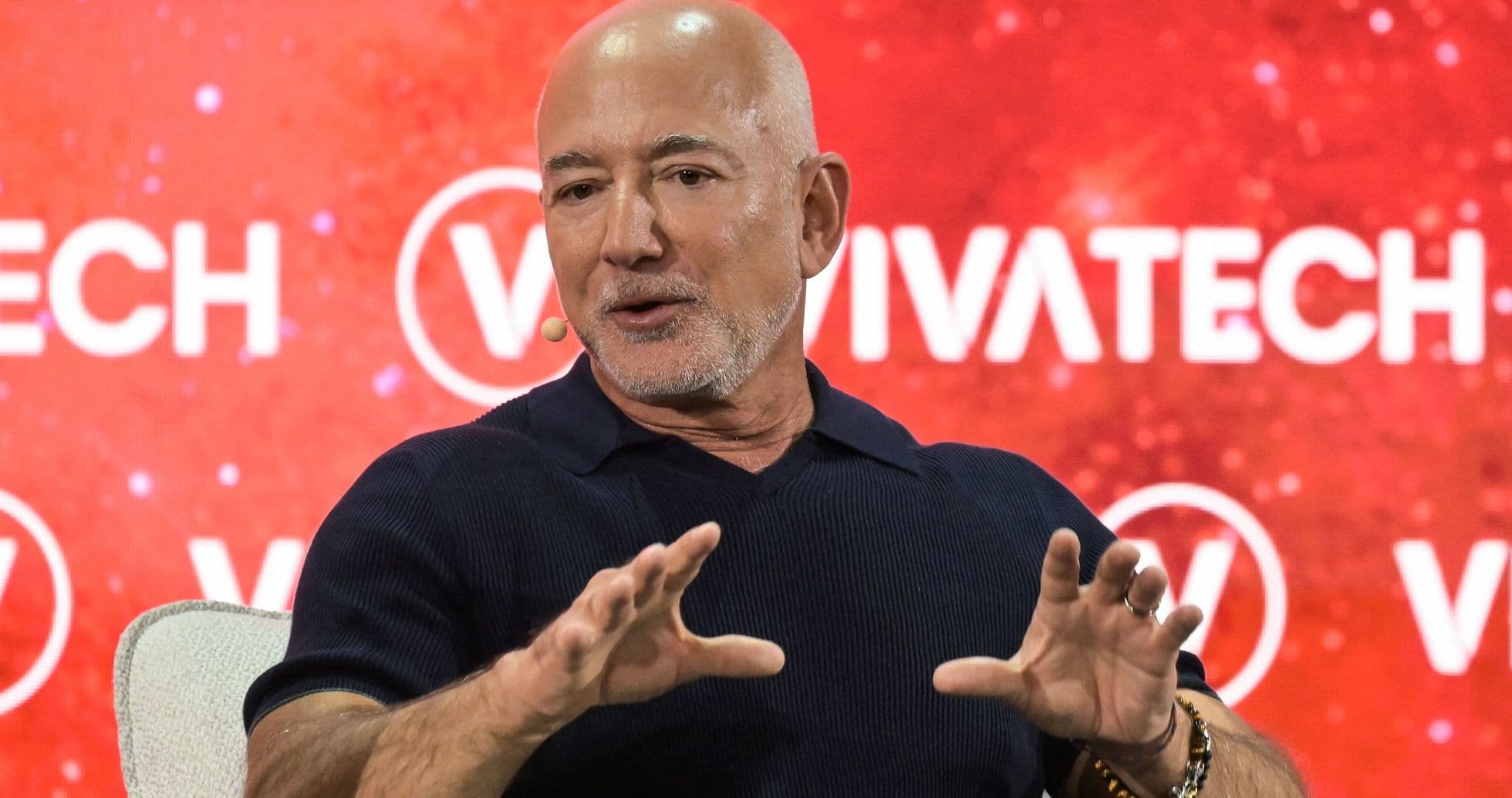 Les supporters de Liverpool réclament des éclaircissements sur l'investissement proposé par Jeff Bezos Les supporters de Liverpool réclament des éclaircissements sur l'investissement proposé par Jeff Bezos