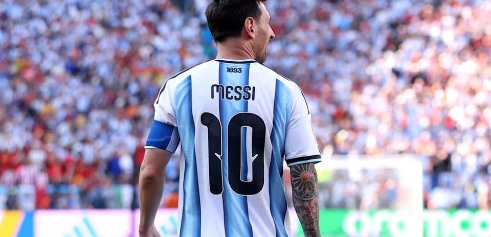 Lionel Messi quitte le football international avec élégance, contrairement à Cristiano Ronaldo Lionel Messi quitte le football international avec élégance, contrairement à Cristiano Ronaldo