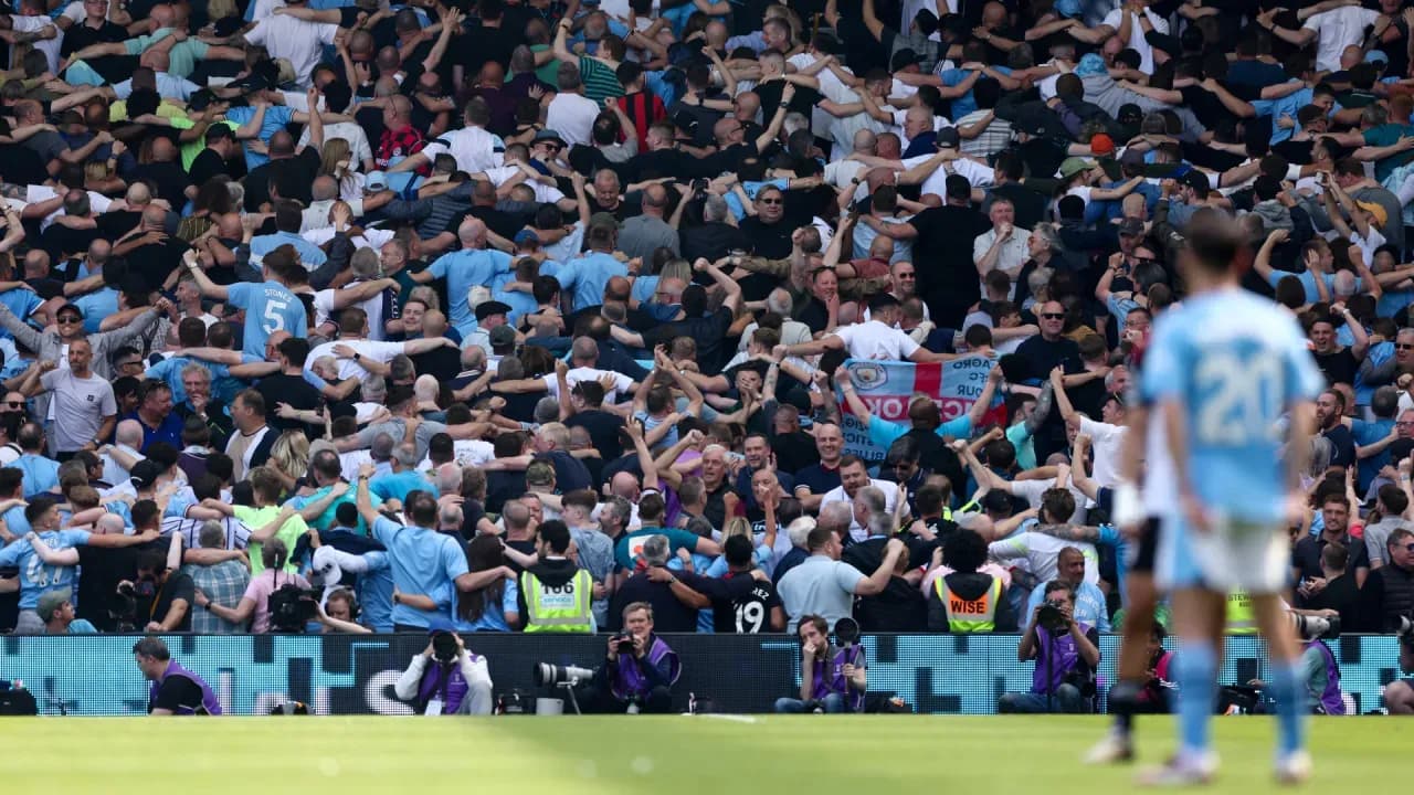 Pourquoi les supporters de Man City apportent-ils des bananes gonflables à Anfield ? Pourquoi les supporters de Man City apportent-ils des bananes gonflables à Anfield ?