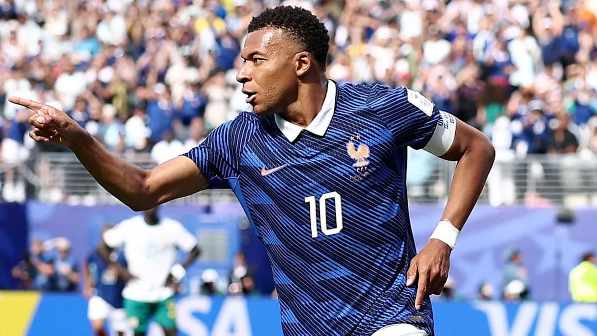 Kylian Mbappé dépasse le record de Ronaldo en Coupe du Monde après un doublé face à la Suède Kylian Mbappé dépasse le record de Ronaldo en Coupe du Monde après un doublé face à la Suède