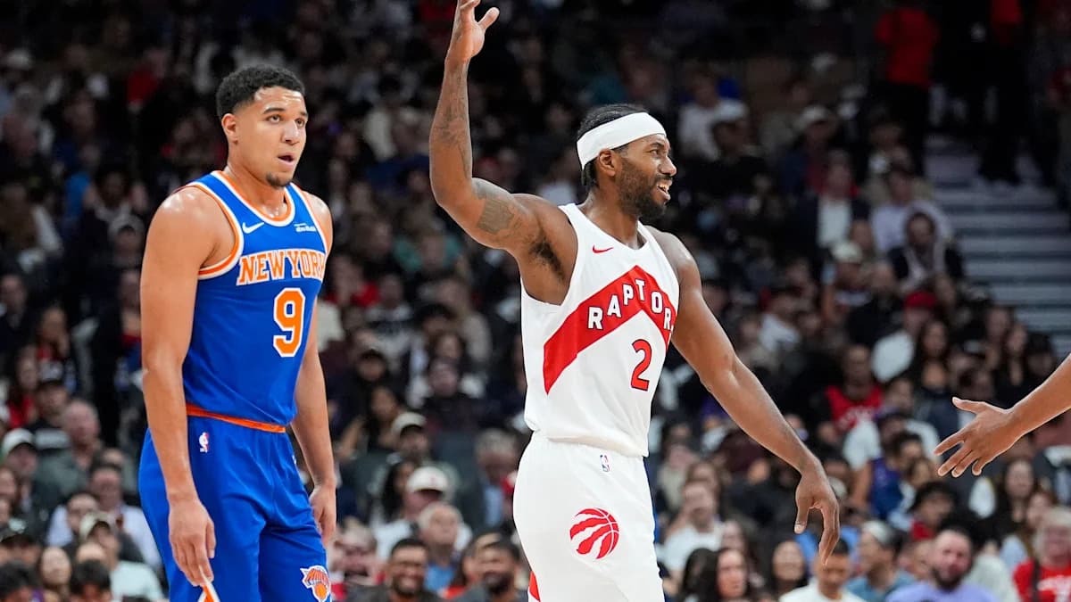 Kawhi Leonard marque 21 points en première mi-temps lors de ses débuts en présaison avec les Raptors après son transfert et le scandale avec les Clippers Kawhi Leonard marque 21 points en première mi-temps lors de ses débuts en présaison avec les Raptors après son transfert et le scandale avec les Clippers